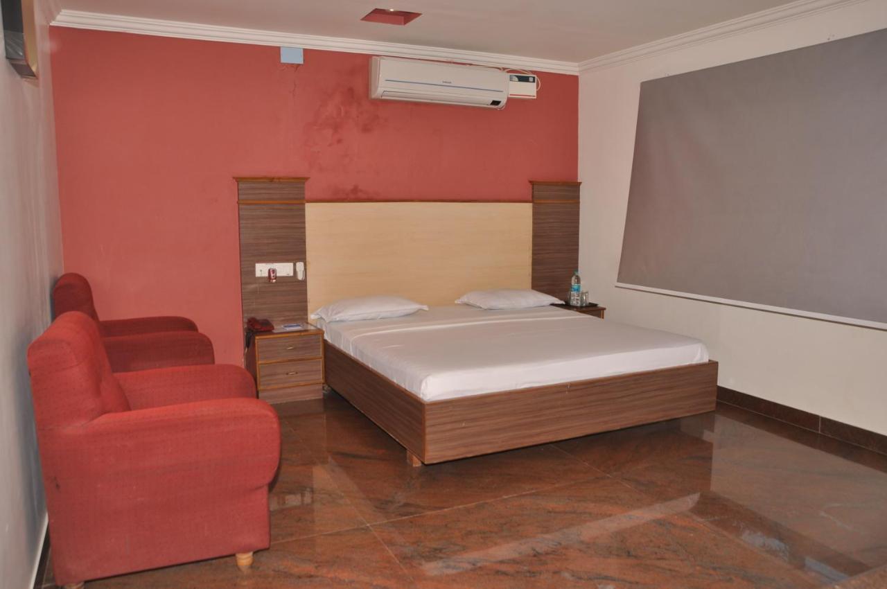 Hotel Pams Mayiladuthurai Esterno foto